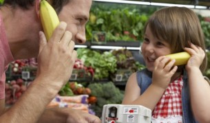 Падат, стават, продължават - забавно в магазина (видео)