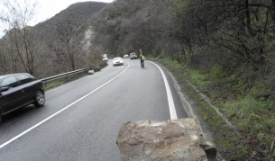 Огромна скала се заби на пътя в Кресненското дефиле