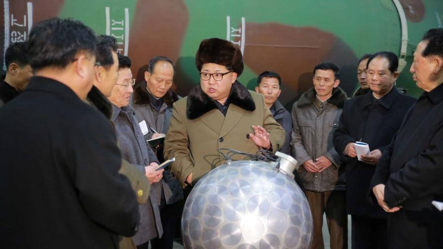 Ким Чен-ун говори с учени и техници, които участват в разработването на ядрени оръжия в Северна Корея