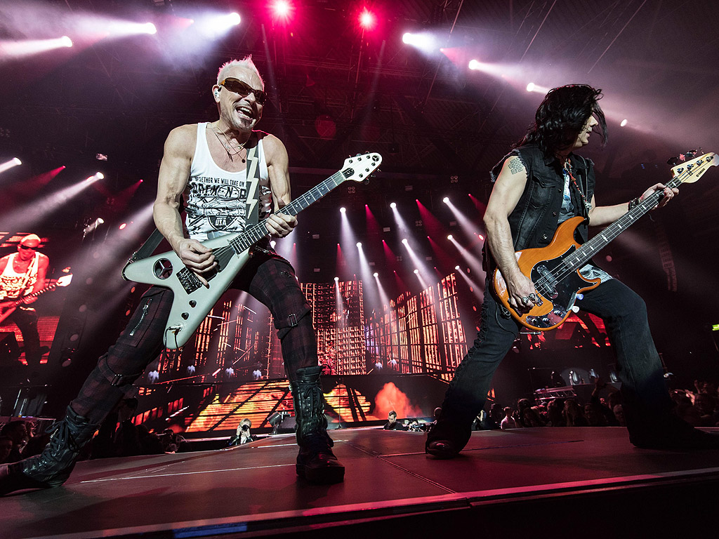 Германската рок група Scorpions на сцената по време на старта на тяхното световно турне в Щутгарт, Германия