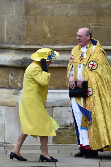 На последните си няколко публични изяви кралица Елизабет Втора демонстрира бодро настроение и издържан в светли, пролетни цветове гардероб. Можем само да вземем пример от нея и да захвърлим зимните дрехи и тъмните цветове.