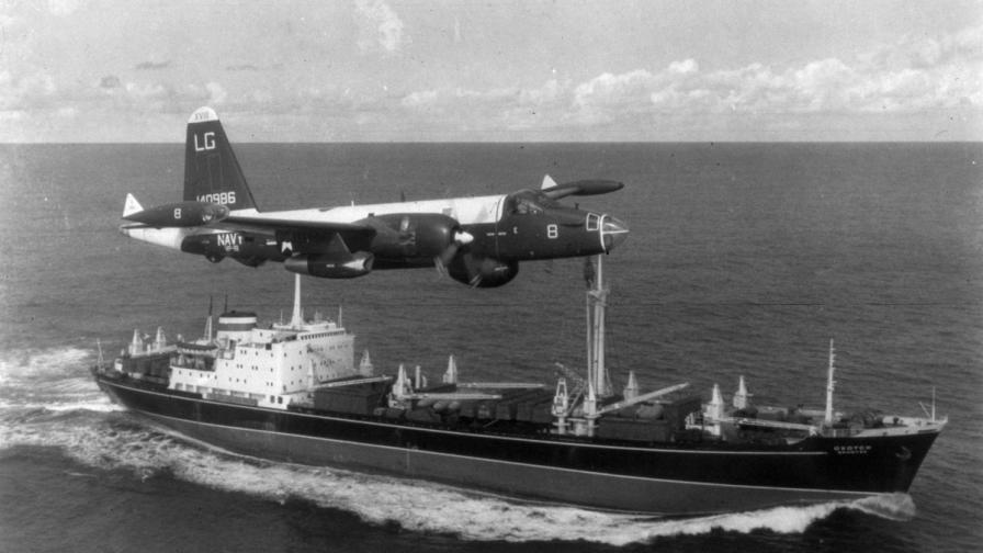 Американски патрулиращ самолет P2V Нептун прелита над съветски товарен кораб повреме на Кубинската криза през 1962 г.