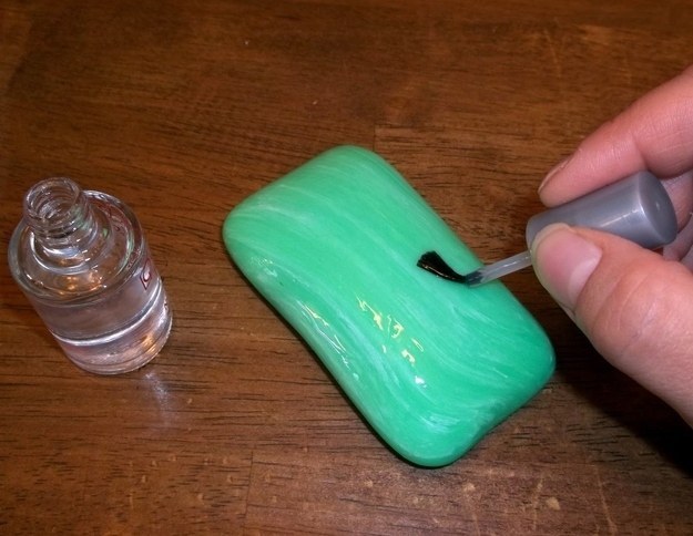 Намажете сапуна с безцветен лак за нокти. Детето ще се зачуди защо не може да измие ръцете си