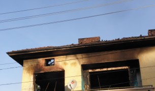 Съседи вадили майката и едното дете от горящата къща