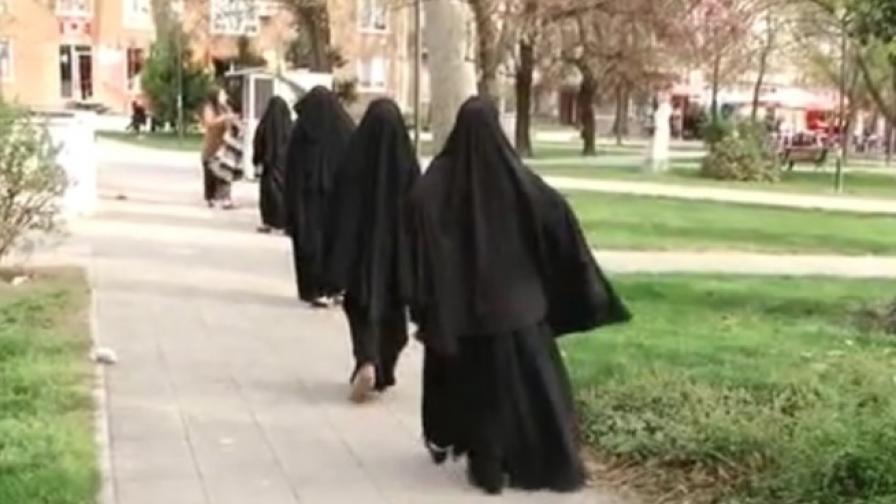 забулени жени от мюсюлманската махала в Пазарджик