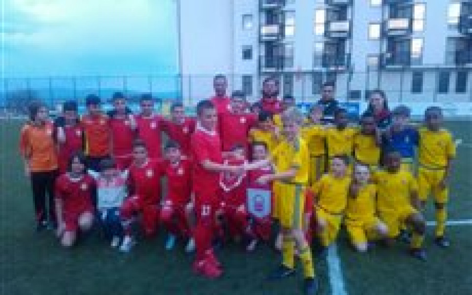 Децата на ЦСКА и Нотингам с обща снимка за спомен