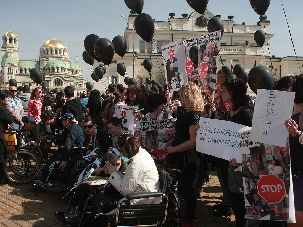 Близо 200 родители на деца с увреждания протестираха пред парламента. Те настояват за адекватна политика на държавата спрямо децата им. Протестиращите  родители събираха пари за нови коли на министрите