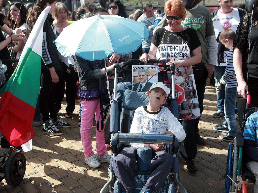 Близо 200 родители на деца с увреждания протестираха пред парламента. Те настояват за адекватна политика на държавата спрямо децата им. Протестиращите  родители събираха пари за нови коли на министрите