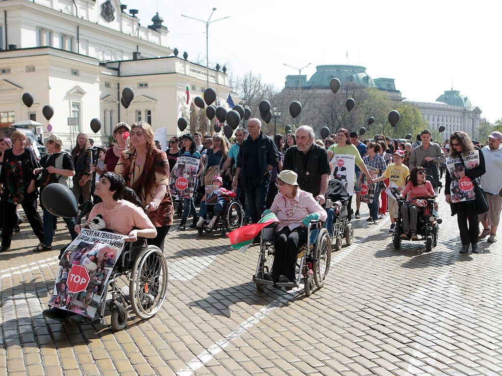 Близо 200 родители на деца с увреждания протестираха пред парламента. Те настояват за адекватна политика на държавата спрямо децата им. Протестиращите  родители събираха пари за нови коли на министрите