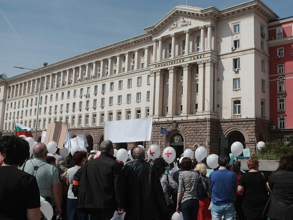 Над 1500 лекари излязоха на протест в центъра на София срещу недомислените реформи в здравеопазването. В демонстрацията участват медици както от столицата, така и от страната.