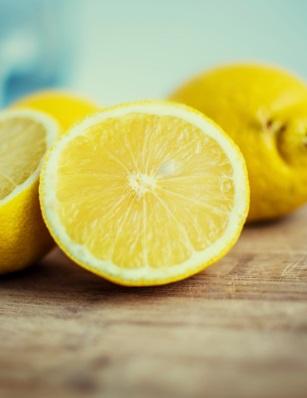 <p><strong>Забавяне на потъмняването на плодовете</strong><br />
Когато сте обелили или нарязали плодове и не искате да покафенеят прекалено бързо,&nbsp;посипете им няколко капки лимонов сок, за да запазите техния свеж вид и вкус за по-дълго.</p>