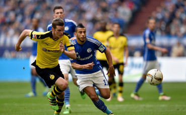 Шалке не се даде на Дортмунд, отдалечи ги от върха