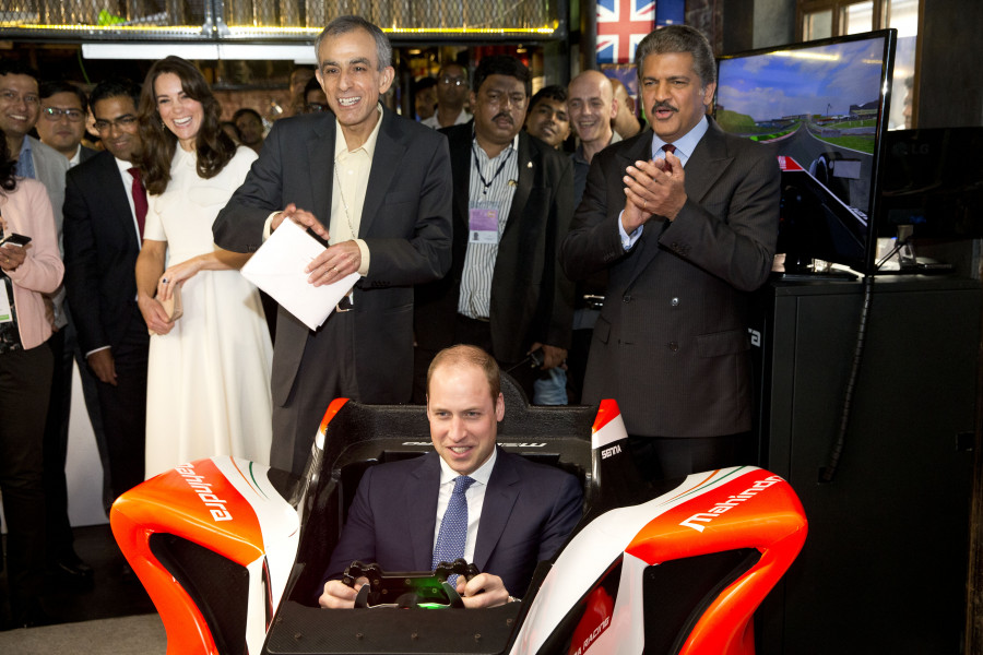Принц Уилям кара състезателна кола в Индия1