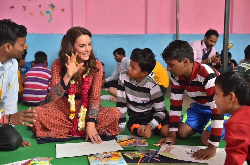 Кейт и Уилям са на посещение в Индия. Там играха крикет, поднесоха венец на мемориал, събуха се боси в чест на Махатма Ганди и рисуваха с деца. А Кейт избра за всички тези събития рокли, които да са в хармония с индийската традиция.