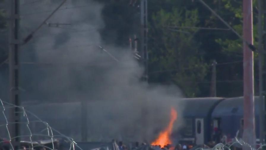 Сблъсъци между имигранти в Гърция подпалиха влак