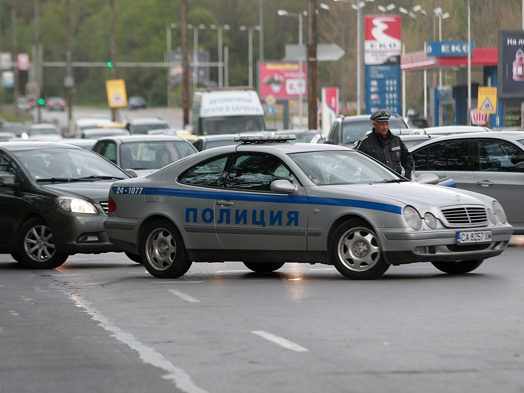 Строителен кран падна върху бензиностанция на булевард „Никола Вапцаров” в София