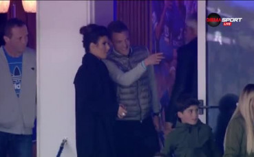 Джейми Варди гледа с усмивка Лестър, макар и от трибуните