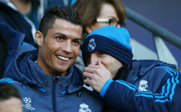 Роналдо гледа видео на себе си преди мача в Манчестър