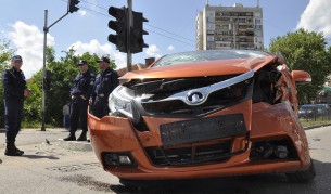 Старозагорски „Фиат” помля две коли и удари къща