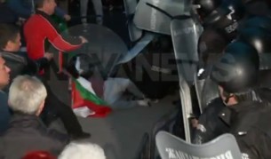 Ранени протестиращи и полицаи в Раднево