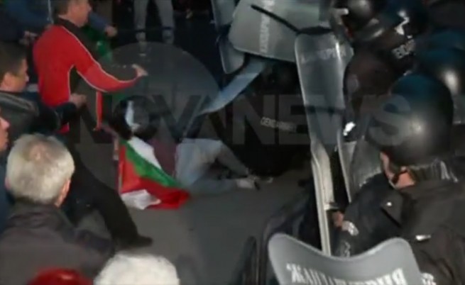 Ранени протестиращи и полицаи в Раднево, напрежението не стихва