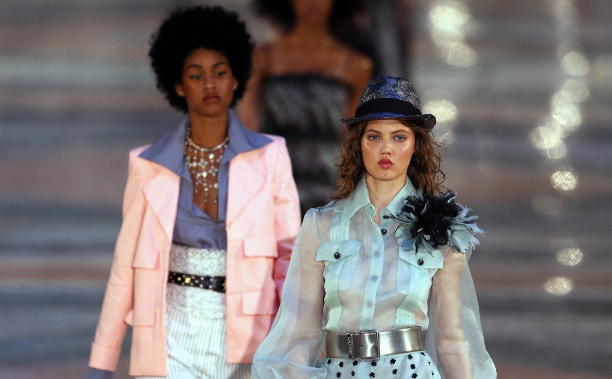 Френската модна къща представи своята последна колекция на историческо модно ревю в Хавана. Редица знаменитости пътуваха до Хавана, за да присъстват лично на шоуто. Сред гостите се откроиха Вин Дизел, британската актриса Тилда Суинтън, както и Жизел Бюндхен.