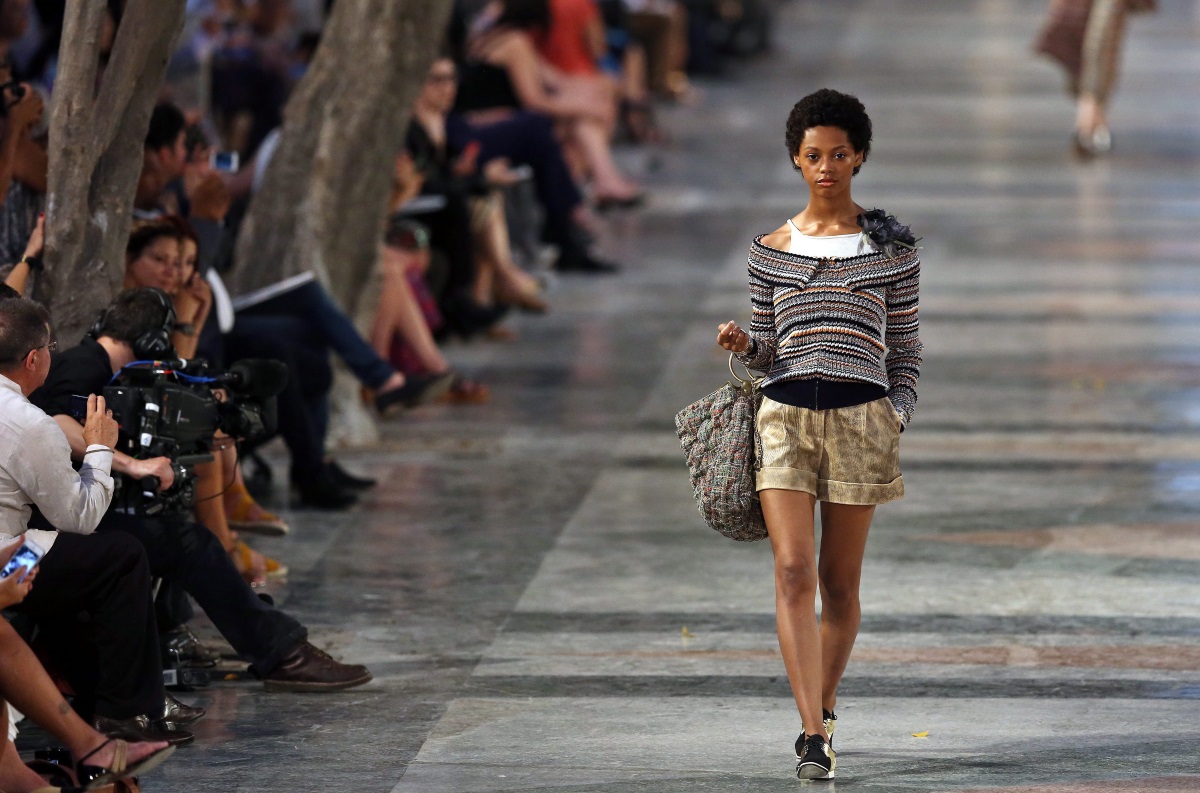 Френската модна къща представи своята последна колекция на историческо модно ревю в Хавана. Редица знаменитости пътуваха до Хавана, за да присъстват лично на шоуто. Сред гостите се откроиха Вин Дизел, британската актриса Тилда Суинтън, както и Жизел Бюндхен.