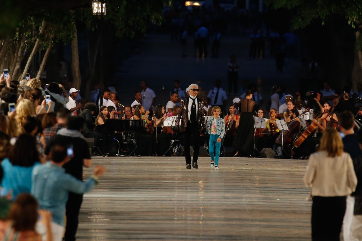 Френската модна къща представи своята последна колекция на историческо модно ревю в Хавана. Редица знаменитости пътуваха до Хавана, за да присъстват лично на шоуто. Сред гостите се откроиха Вин Дизел, британската актриса Тилда Суинтън, както и Жизел Бюндхен.