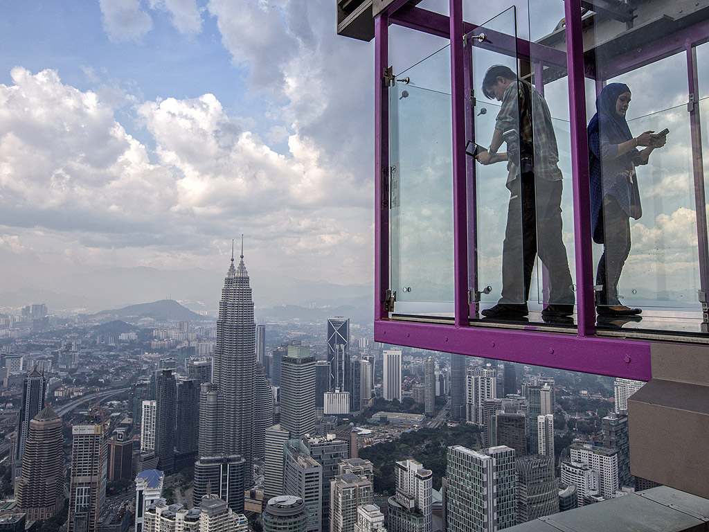 Журналисти в SkyBox в Кулите Петронас Куала Лумпур, Малайзия. 421 метра над нивото на земята, ще бъде най-новата атракция за туристите в Кулите Петронас