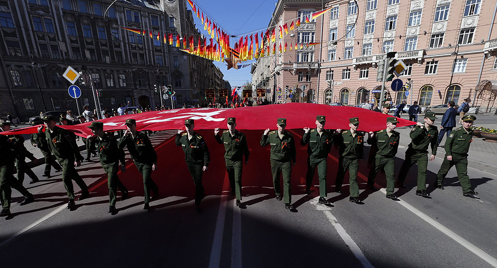 Руски военни кадети носят гигантска реплика на знамето на победата в центъра на Санкт Петербург, Русия. На 9 май Русия ще отпразнува 71 - годишнина от победата на Съветския съюз и неговите съюзници над нацистка Германия през Втората световна война