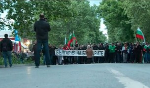 Раднево блокиран от полиция, хората протестират