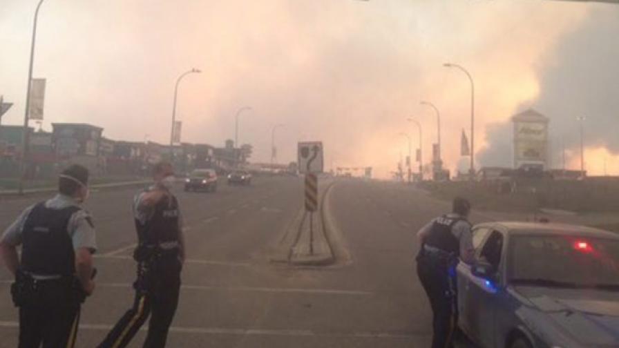 Евакуация в Канада, пожарът може да удвои мащаба си