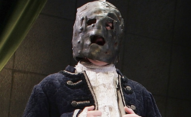 Разкриха кой е мъжът с желязната маска