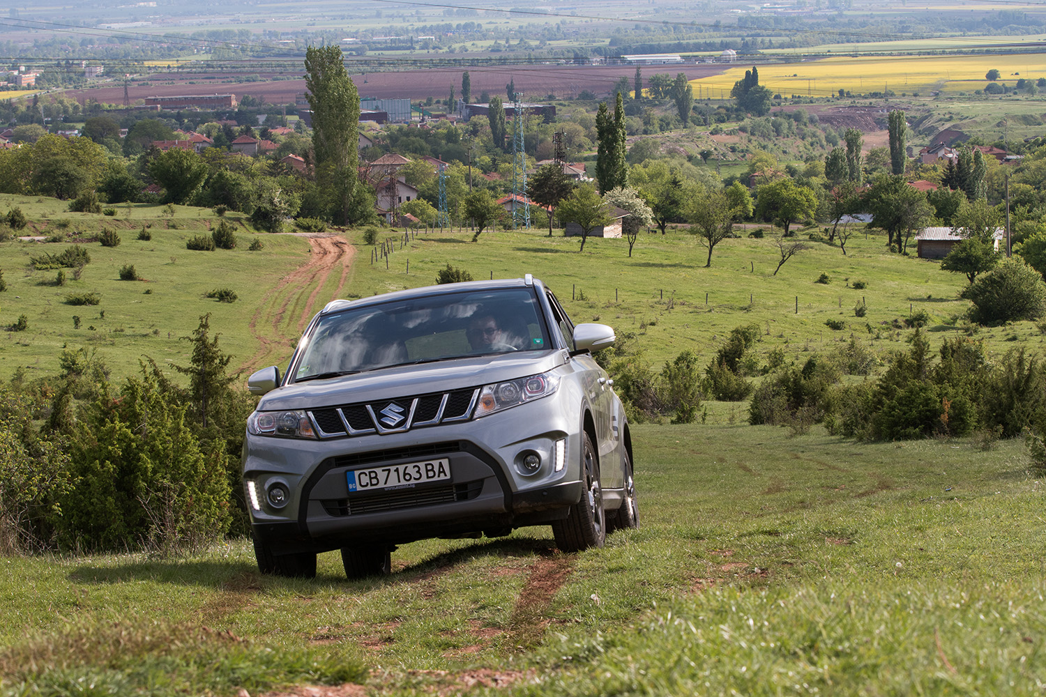 Компактният SUV, световен модел за компанията, продължи да разпръсква добрата си магия, като отново върна Suzuki в чартовете. Формулата на успеха му се крие в лесно на пръв поглед уравнение: това е автомобил, който държи нещата прости, точно по средата, без да изпъква ярко в дадена област, но предлагащ абсолютно всичко, за да е сред лидерите на пазара.