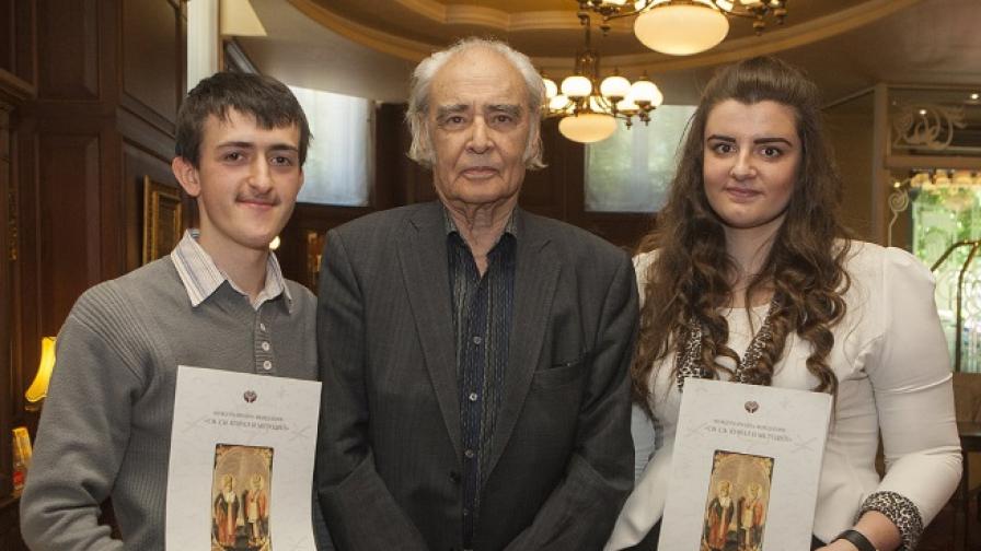 Антон Дончев връчи стипендии на студенти-отличници