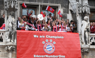 СНИМКИ: Над 10 хиляди отпразнуваха титлата на Байерн