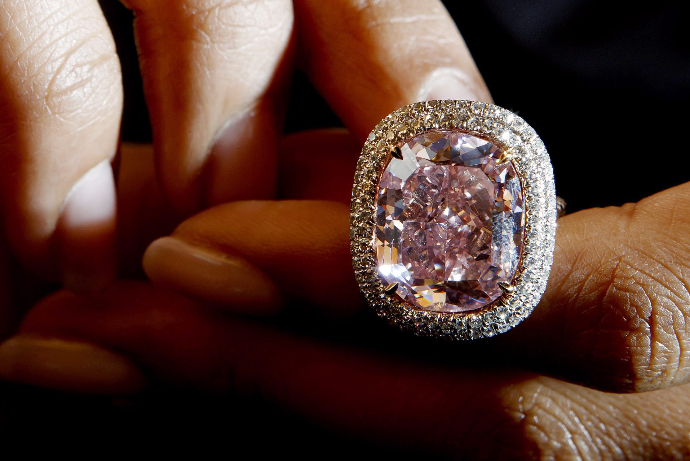 Този наситенорозов диамант е 16.08 карата и е оценен на между 23 и 28 млн. долара
