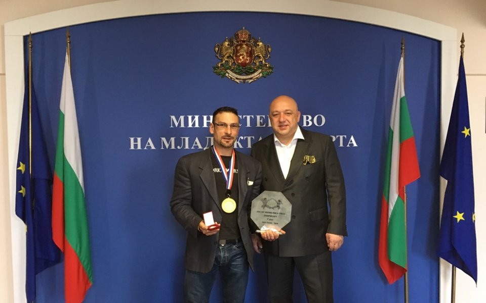 Медал за специални заслуги към спорта за еврошампиона по културизъм и фитнес