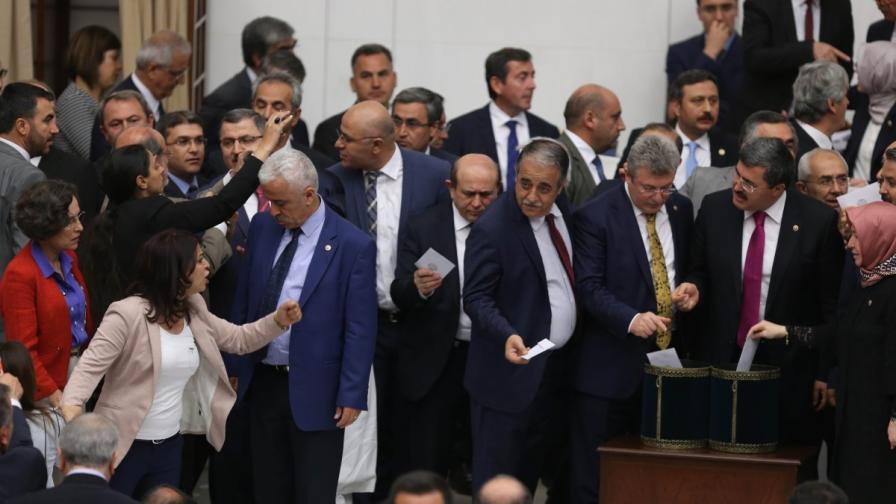 Приемането на спорния законопроект в турския парламент
