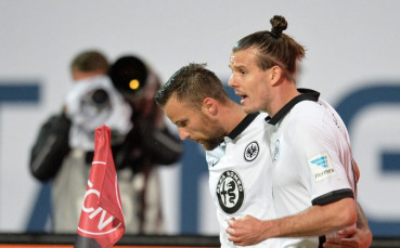 Айнтрахт спаси кожата в плейофа за оцеляване