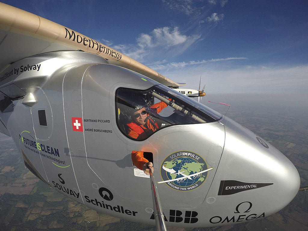 Швейцарския авантюрист и пилот Бертран Пикар, си прави селфи по време на полета на Solar Impulse 2 (Si2) над Пенсилвания, САЩ. Solar Impulse успешно кацна след 17 часа полет. Започната от Абу Даби на 9 март, 2015 г. обиколката на земята със самолет задвижван от слънчева енергия ще измине 35000 км. за 500 летателни часа