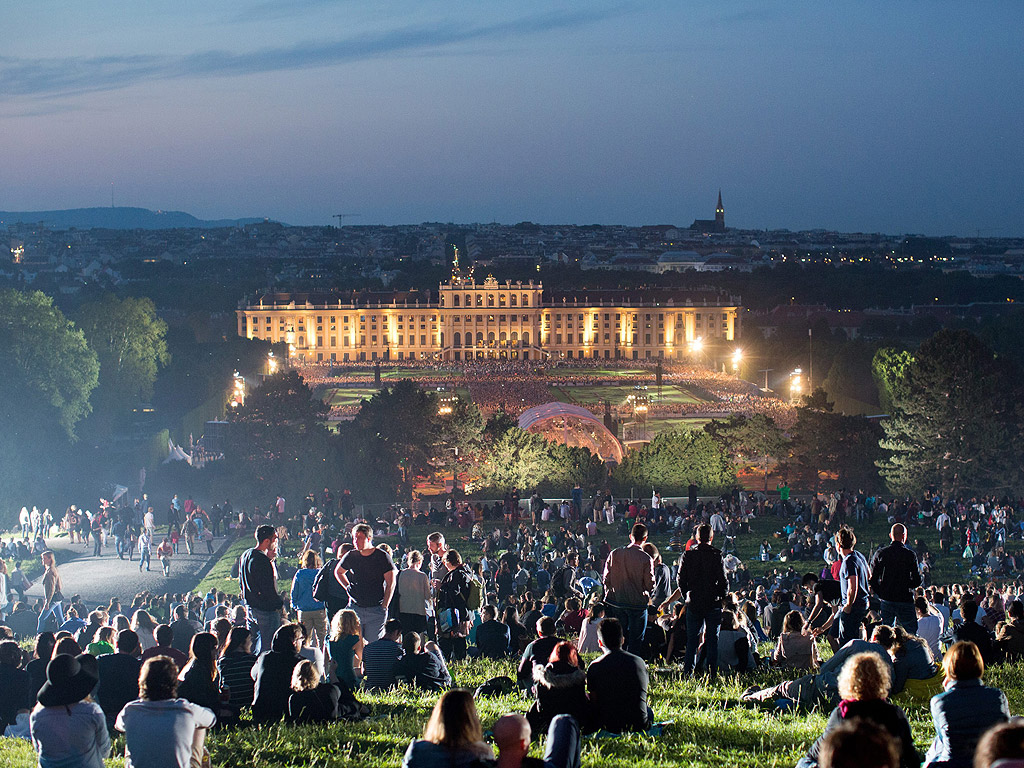 Виенската филхармония изпълнява "Концерт в лятна нощ" в градините на двореца Шьонбрун. Всяка година около 100 000 души присъстват на популярния концерт на открито със свободен вход в двореца Шьонбрун и неговите барокови градини, които са част от световно културно наследство на ЮНЕСКО