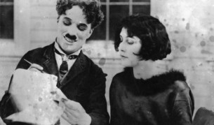 Майка му губи гласа си и на сцената изгрява Чарли Чаплин