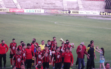 СНИМКИ: 1700 аплодираха с купата столичния първенец Локомотив