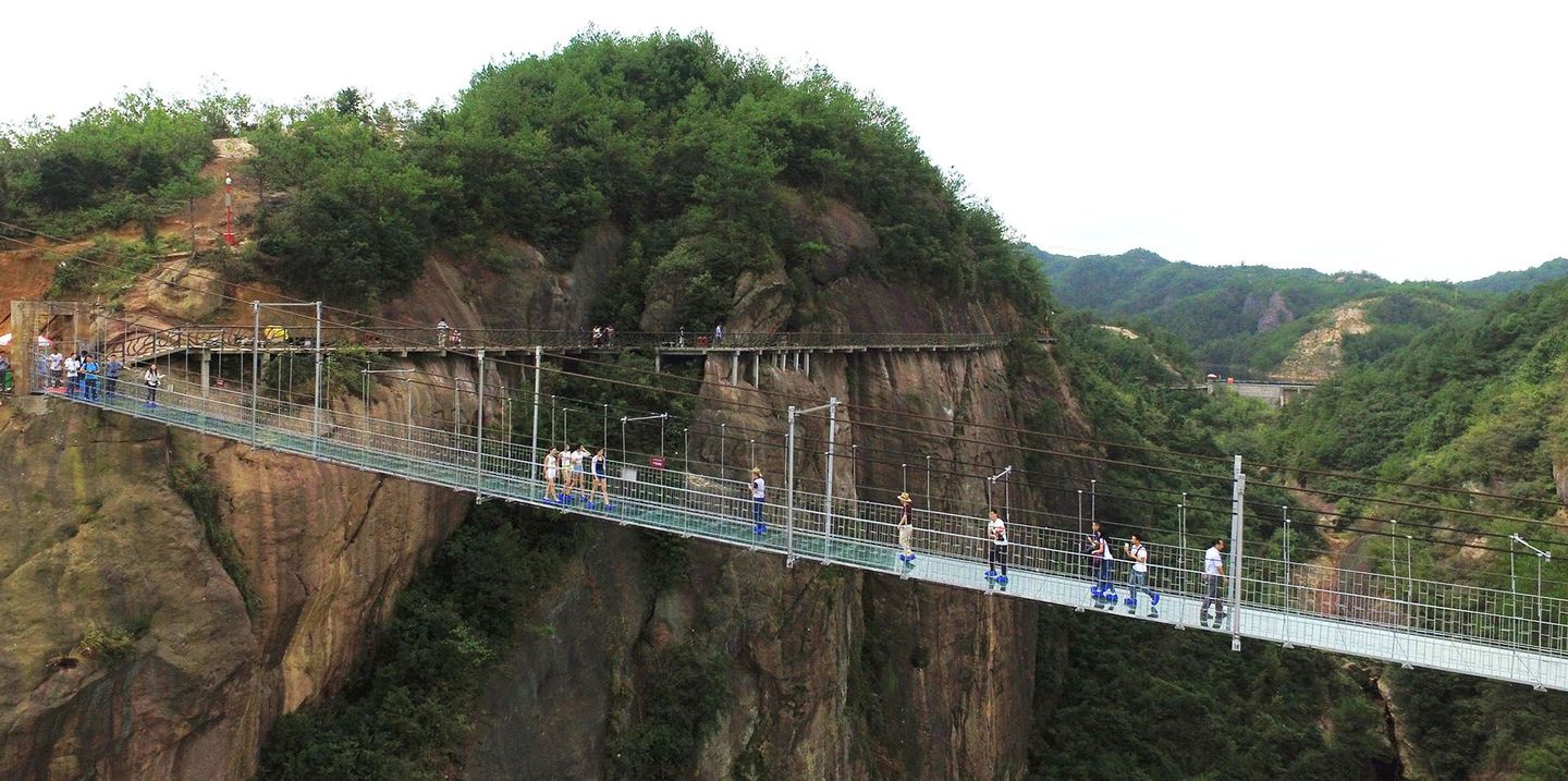 Вижте уникалната атракция, която привлича стотици авантюристично настроени туристи, които не само се снимат на моста, но отиват, за да разберат, каква е гледката от птичи поглед.