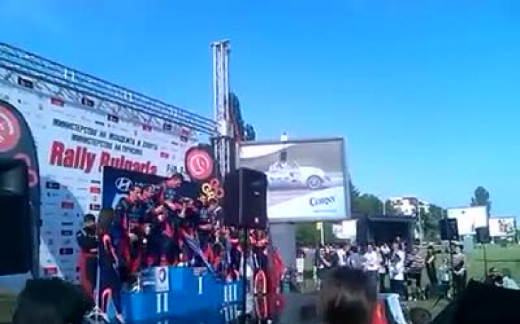 Красавици се пазят от шампанско с чадър