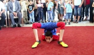 12-годишен завъртя тялото си на 360 градуса 33 пъти