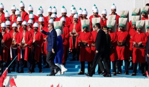 Ердоган и съпругата му по време на митинга в чест на годишнината от превземането на Константинопол (сега Истанбул)