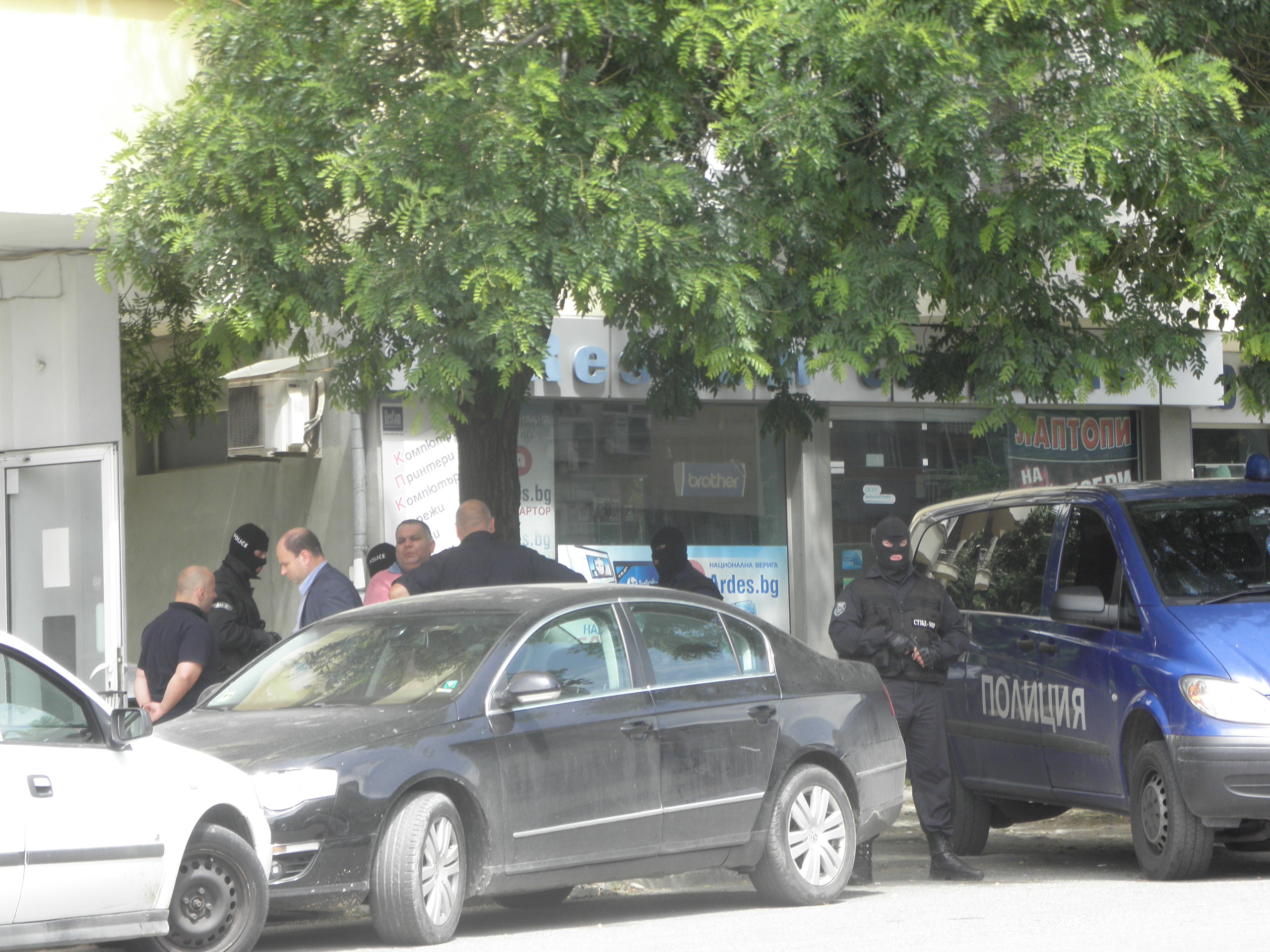 Униформени с качулки и въоръжени с автомати изскочиха от бус и извършиха ареста на ул. „Марица” днес. Двамата задържани полицаи бяха проснати на земята и оковани с белезници.