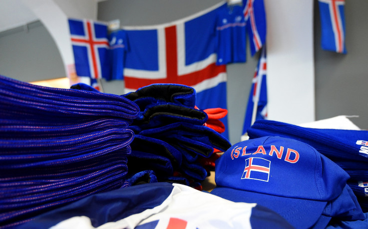 Вторият треньор на Исландия припечелва и като зъболекар